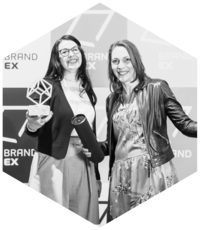 Annette Jenzsch and Caroline Eichinger with the BrandEx Award 2019